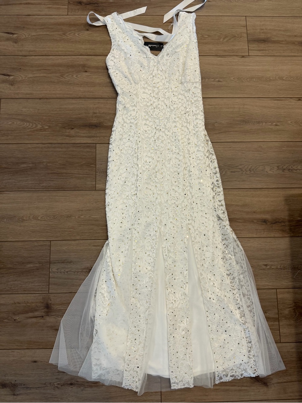 Elegant White Lace Evening/Wedding Dress with Sequin Detail
